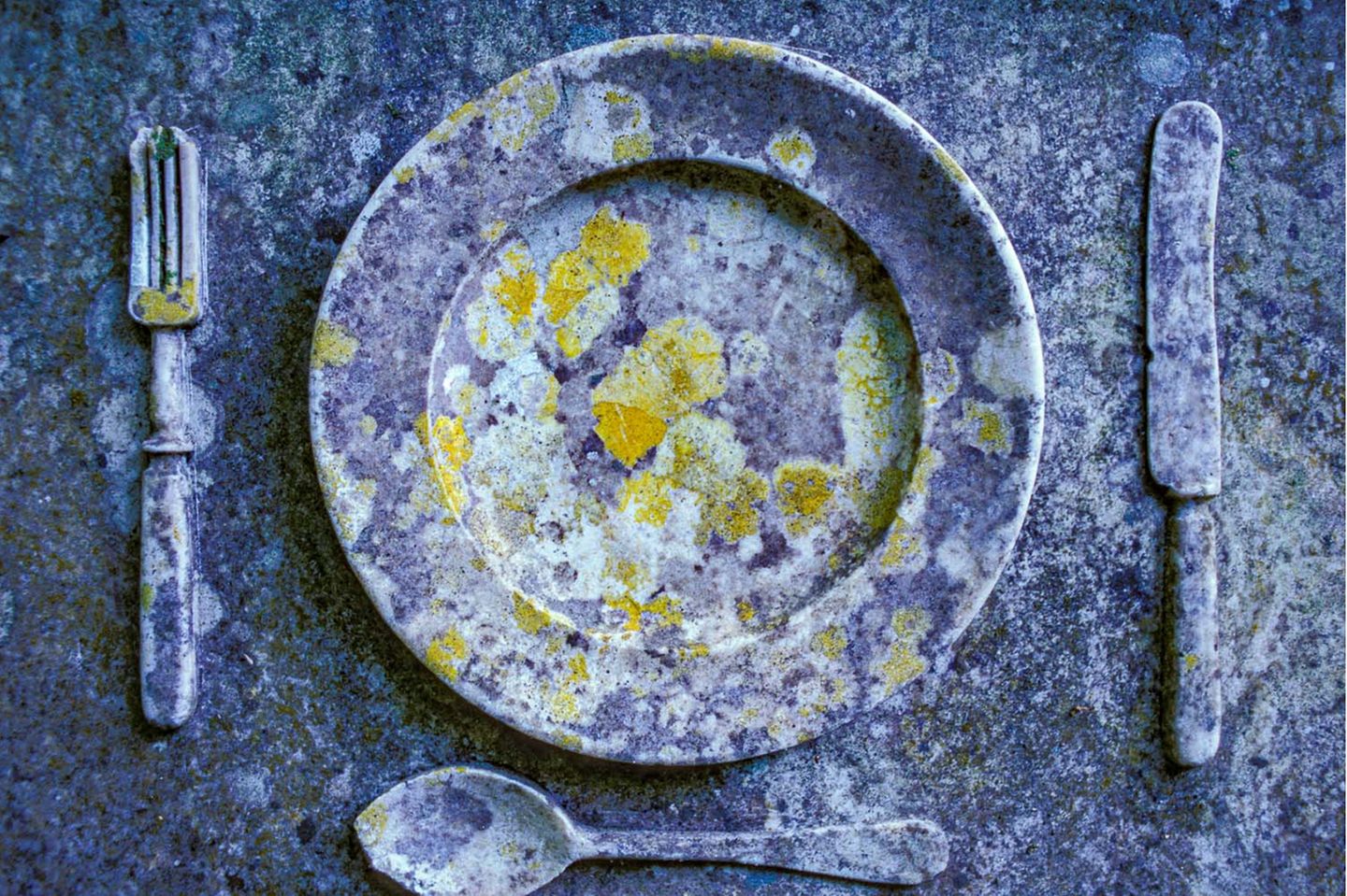 Dieses Stillleben fand Fotograf Roberto Bueno auf einem verlassenen Bauernhof in der Nähe von Sintra, Portugal vor: ein vollständiges Gedeck auf einem Steintisch