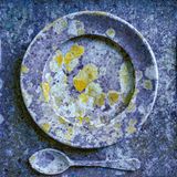 Dieses Stillleben fand Fotograf Roberto Bueno auf einem verlassenen Bauernhof in der Nähe von Sintra, Portugal vor: ein vollständiges Gedeck auf einem Steintisch