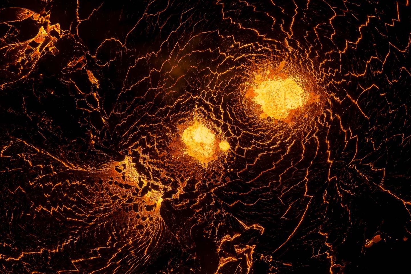 Halbinsel Reykjanes (Island): Die wirbelartigen Strukturen auf diesem Bild entstanden, als Lava aus einem Riss im alten Lavafeld strömte, berichtet der Fotograf Joel Delmas. "Die größten Schwierigkeiten bestanden darin, die gleißenden Zentren der Wirbel nicht zu überbelichten und die Drohne so hoch über der Lava zu halten, dass sie nicht überhitzt und abstürzt"