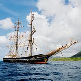 Bei der Ankunft vor Martinique klettern die Frauen der Crew noch einmal in alle Winkel ihres Schiffs – mehr als 30 Meter hoch auf die Masten oder in den Klüverbaum am Bug über dem Meer. Nicht alle waren erfahren im Segeln, aber die Fahrt hat sie mutig gemacht