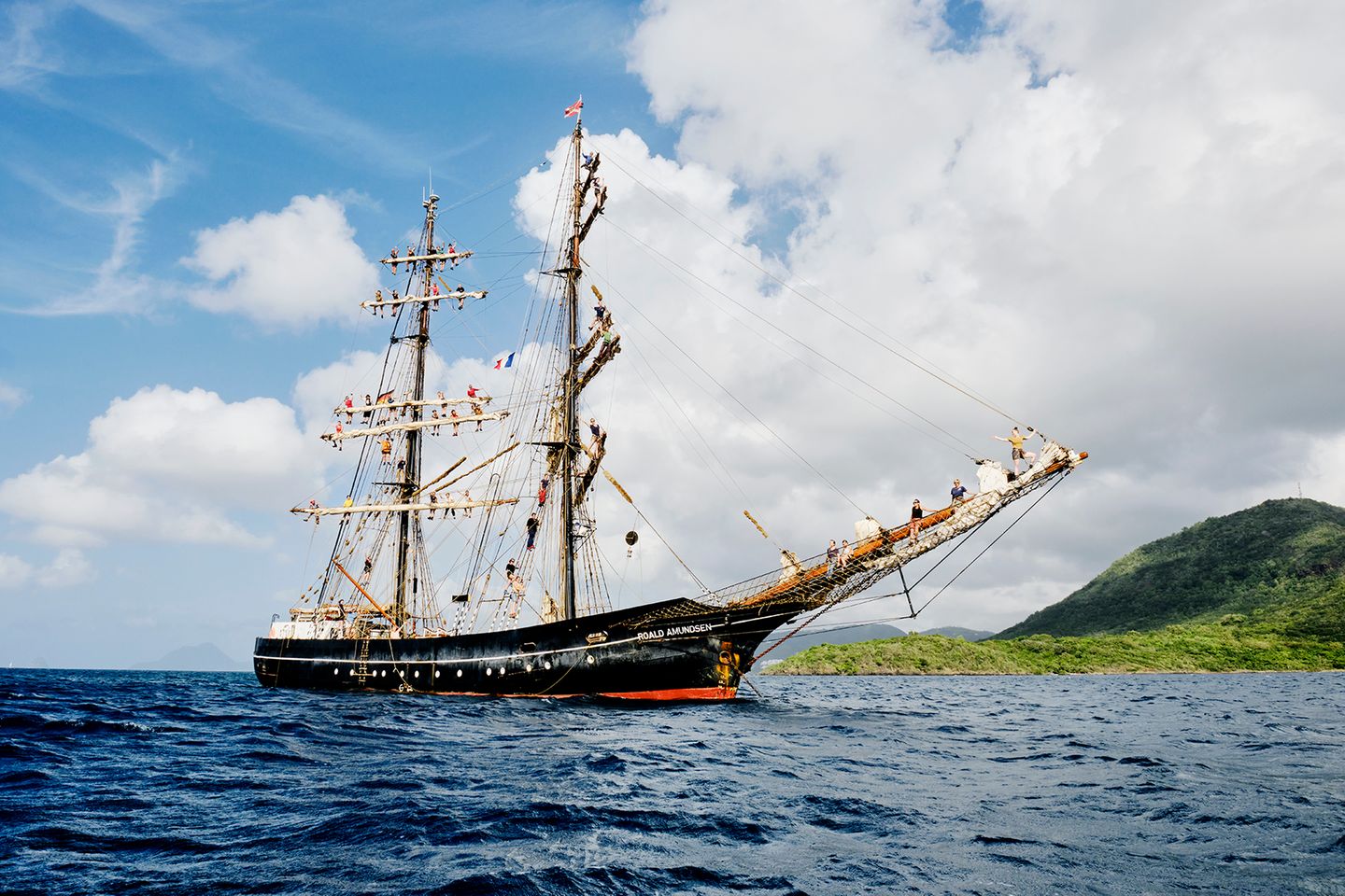 Bei der Ankunft vor Martinique klettern die Frauen der Crew noch einmal in alle Winkel ihres Schiffs – mehr als 30 Meter hoch auf die Masten oder in den Klüverbaum am Bug über dem Meer. Nicht alle waren erfahren im Segeln, aber die Fahrt hat sie mutig gemacht