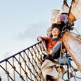 Zwei Frauen relaxen im Klüverbaum, dem Balken, der über den Schiffsbug hinausragt