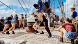 Manöver wollen geübt sein, auch wenn man sie gerade nicht einsetzen muss. Über das Gangspill lässt die Crew das Beiboot, das sogenannte Dinghi, zu Wasser. Mit ihm fährt die Crew beim Ankern an Land – und im Notfall kann es Menschen retten, die über Bord gegangen sind.