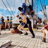 Manöver wollen geübt sein, auch wenn man sie gerade nicht einsetzen muss. Über das Gangspill lässt die Crew das Beiboot, das sogenannte Dinghi, zu Wasser. Mit ihm fährt die Crew beim Ankern an Land – und im Notfall kann es Menschen retten, die über Bord gegangen sind.