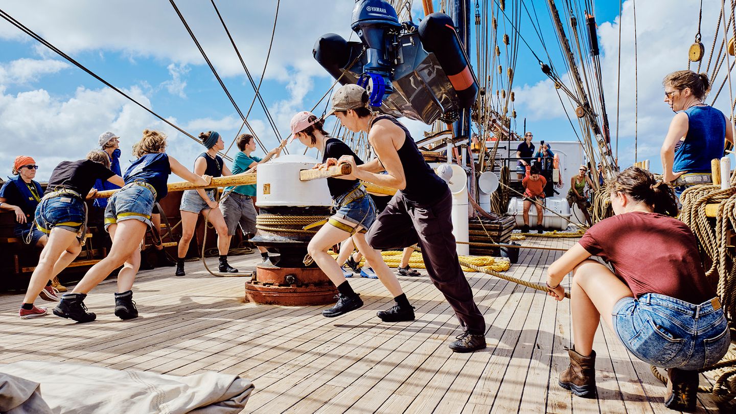Beiboot nur per Winde ins Wasser Manöver wollen geübt sein, auch wenn man sie gerade nicht einsetzen muss. Über das Gangspill lässt die Crew das Beiboot, das sogenannte Dinghi, zu Wasser. Mit ihm fährt die Crew beim Ankern an Land – und im Notfall kann es Menschen retten, die über Bord gegangen sind.