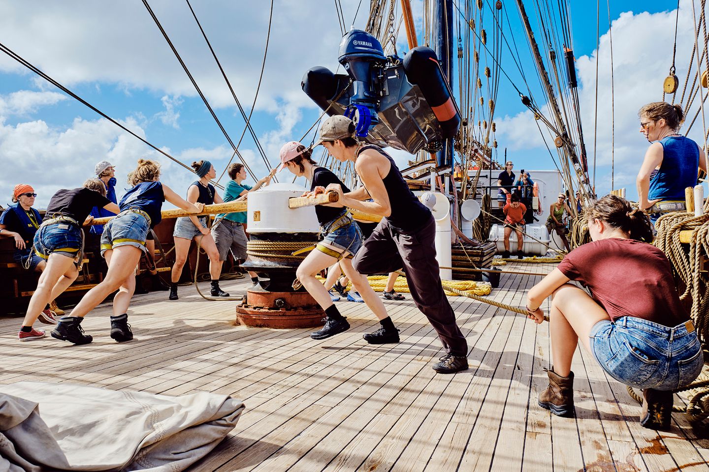 Beiboot nur per Winde ins Wasser Manöver wollen geübt sein, auch wenn man sie gerade nicht einsetzen muss. Über das Gangspill lässt die Crew das Beiboot, das sogenannte Dinghi, zu Wasser. Mit ihm fährt die Crew beim Ankern an Land – und im Notfall kann es Menschen retten, die über Bord gegangen sind.