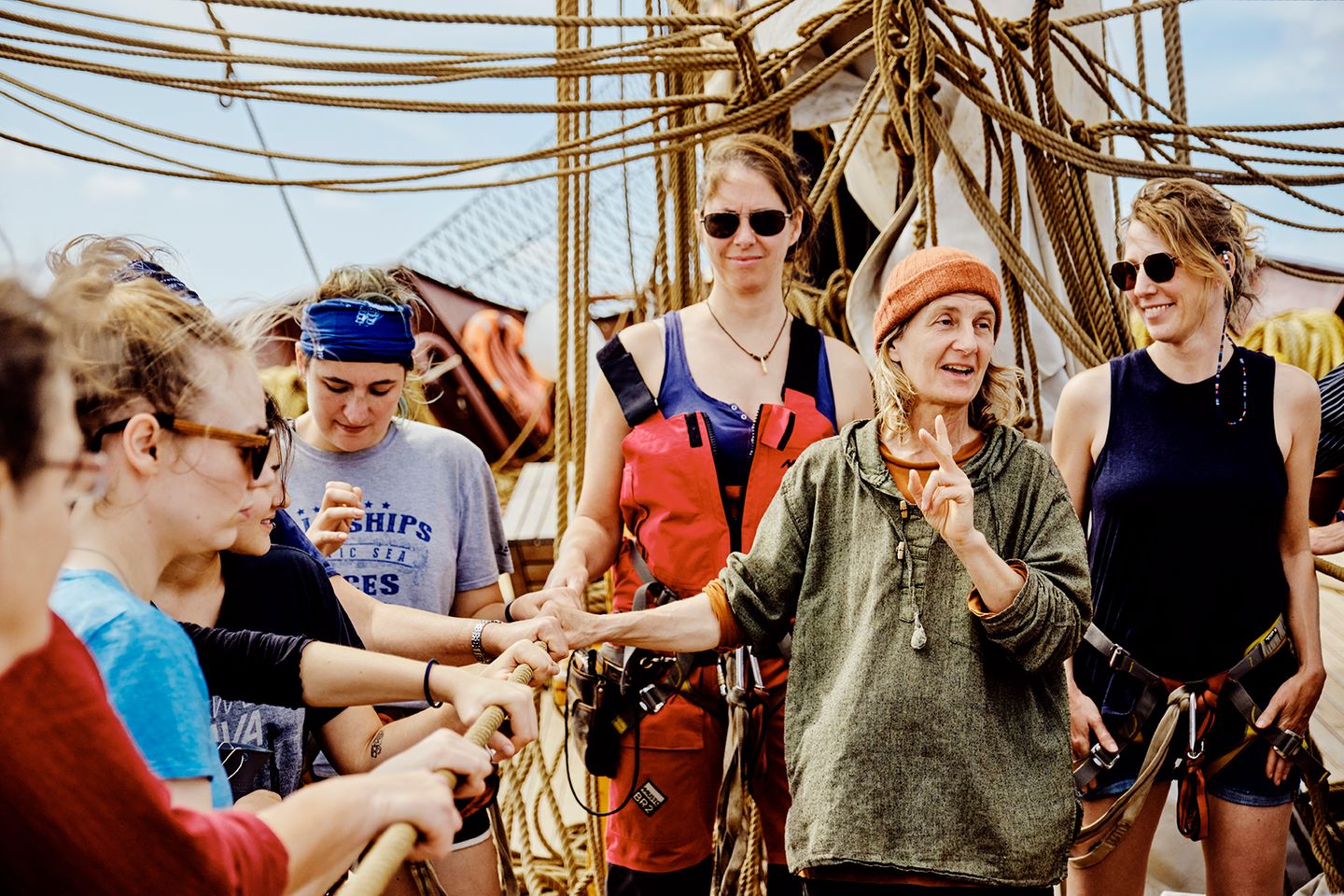 Kapitänin Rothkegel hat das Sagen Klare Anweisungen und Hierarchien sind auf einem Segelschiff überlebenswichtig, weil man im Notfall keine Zeit für Diskussionen hat. Wenn Kapitänin Cornelia Rothkegel ihre Mütze aufsetzte, wusste die Crew: Jetzt wird es ernst. Einmal trug sie gleich zwei