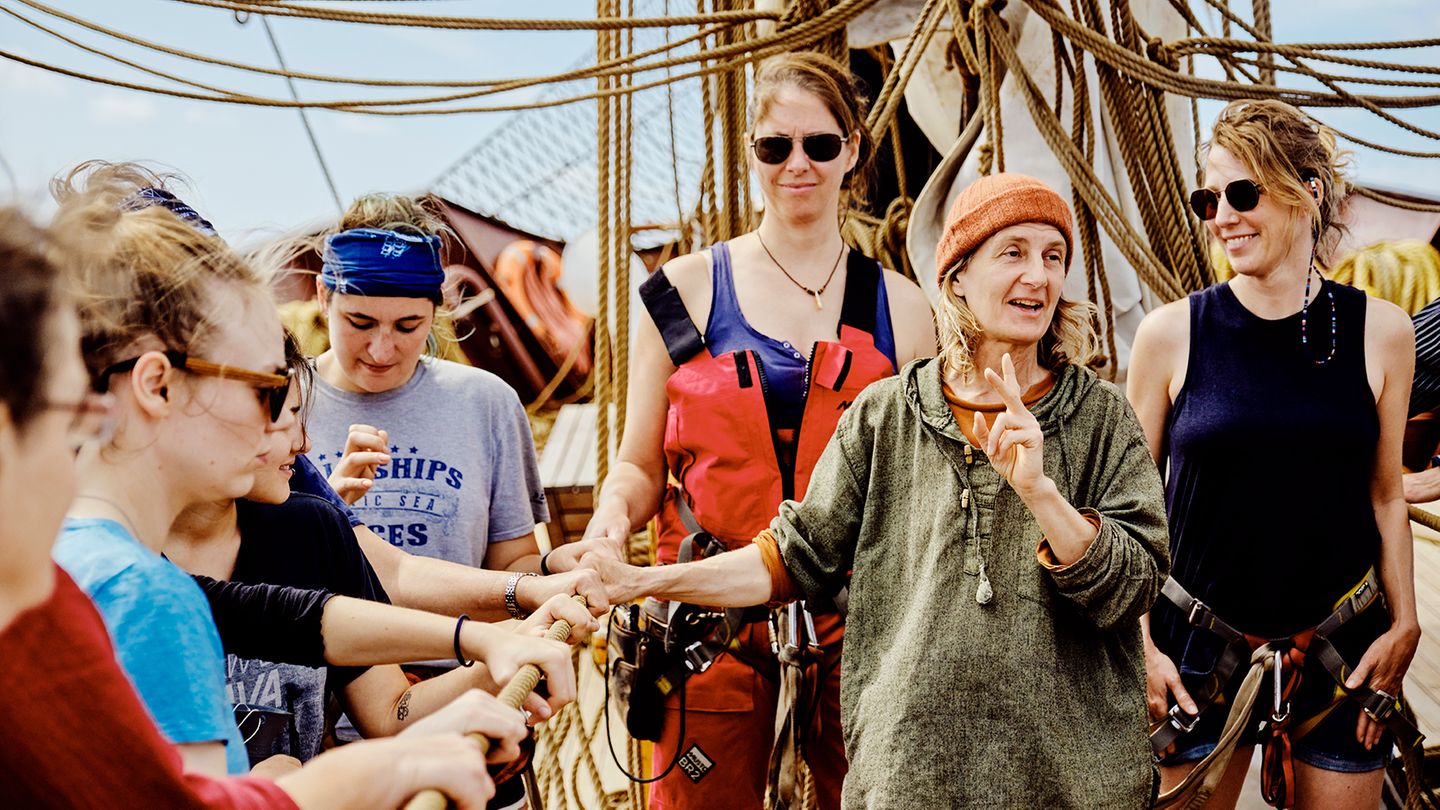 Klare Anweisungen und Hierarchien sind auf einem Segelschiff überlebenswichtig, weil man im Notfall keine Zeit für Diskussionen hat. Wenn Kapitänin Cornelia Rothkegel ihre Mütze aufsetzte, wusste die Crew: Jetzt wird es ernst. Einmal trug sie gleich zwei 