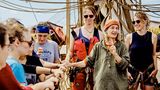 Klare Anweisungen und Hierarchien sind auf einem Segelschiff überlebenswichtig, weil man im Notfall keine Zeit für Diskussionen hat. Wenn Kapitänin Cornelia Rothkegel ihre Mütze aufsetzte, wusste die Crew: Jetzt wird es ernst. Einmal trug sie gleich zwei 