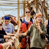 Klare Anweisungen und Hierarchien sind auf einem Segelschiff überlebenswichtig, weil man im Notfall keine Zeit für Diskussionen hat. Wenn Kapitänin Cornelia Rothkegel ihre Mütze aufsetzte, wusste die Crew: Jetzt wird es ernst. Einmal trug sie gleich zwei 