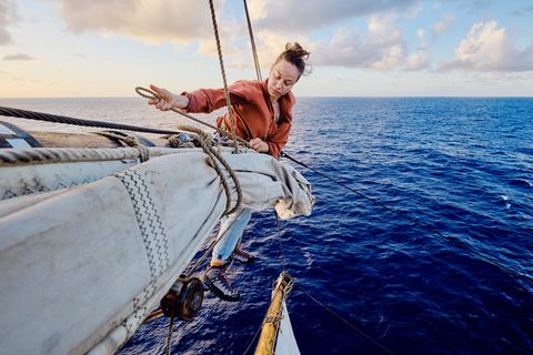 Beim Segelsetzen oder -einholen, 30 Meter über dem Meer, muss jeder Handgriff sitzen. Und jeder Schritt: An manchen Stellen müssen die Frauen klettern, ohne sehen zu können, wo die Füße wieder Halt bekommen