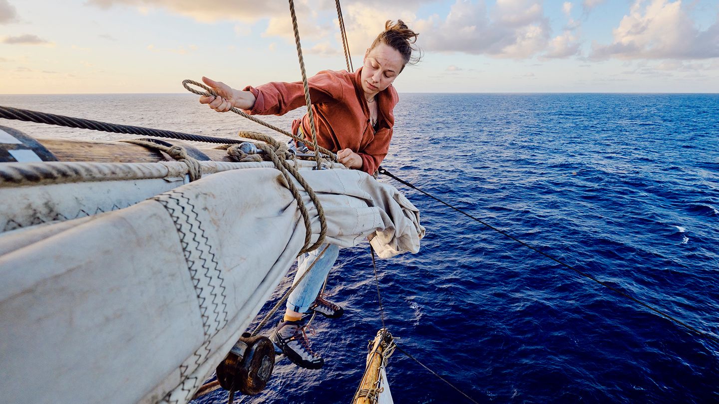 Beim Segelsetzen oder -einholen, 30 Meter über dem Meer, muss jeder Handgriff sitzen. Und jeder Schritt: An manchen Stellen müssen die Frauen beim Klettern große Schritte machen, ohne immer sehen zu können, wo die Füße wieder Halt bekommen