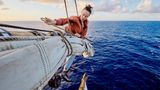 Beim Segelsetzen oder -einholen, 30 Meter über dem Meer, muss jeder Handgriff sitzen. Und jeder Schritt: An manchen Stellen müssen die Frauen beim Klettern große Schritte machen, ohne immer sehen zu können, wo die Füße wieder Halt bekommen