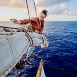 Beim Segelsetzen oder -einholen, 30 Meter über dem Meer, muss jeder Handgriff sitzen. Und jeder Schritt: An manchen Stellen müssen die Frauen beim Klettern große Schritte machen, ohne immer sehen zu können, wo die Füße wieder Halt bekommen