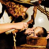 Zwei Traditionen treffen aufeinander: Mit in der Crew des alten Schiffes segelte auch eine Gesellin auf der Walz. Wer mochte, ließ sich von ihr ein Ohrloch mit dem Eisennagel setzen, wie es in der Handwerkszunft Brauch ist. Das ist auf See nicht ganz ungefährlich: Durch den hohen Salzgehalt der Luft heilen Wunden schlechter