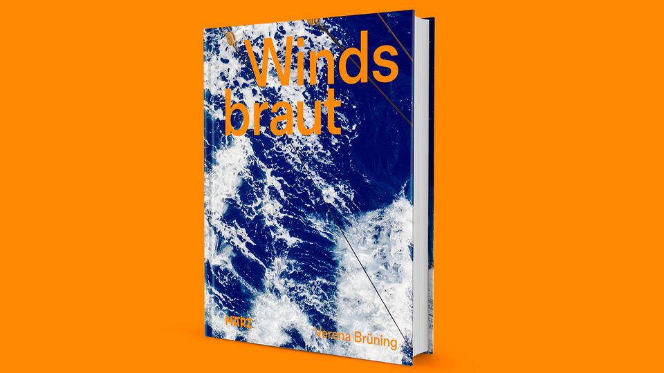 Fotografin Verena Brüning hat die unglaubliche Reise der 47 Frauen in einem Bildband festgehalten. Er erscheint im Frühjahr im März Verlag, 136 Seiten, zzgl. 12 Seiten Tagebuch als Booklet. Bis zum 4. Dezember kann man sich hier signierte Exemplare und limitierte Ausgaben sichern