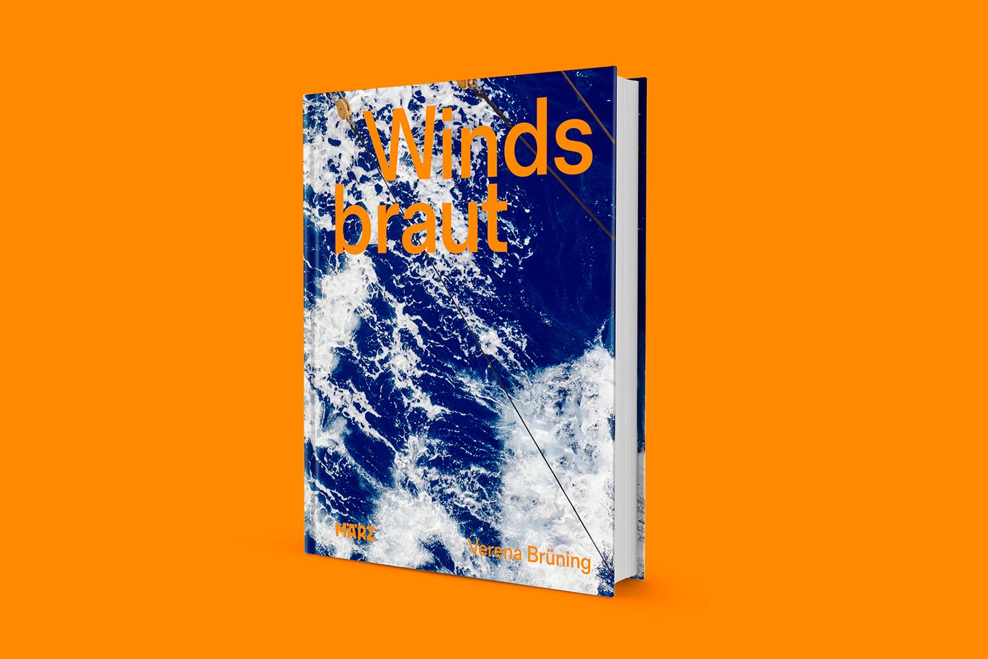 Windsbraut Cover Fotografin Verena Brüning hat die unglaubliche Reise der 47 Frauen in einem Bildband festgehalten. Er erscheint im Frühjahr im März Verlag, 136 Seiten, zzgl. 12 Seiten Tagebuch als Booklet. Bis zum 4. Dezember kann man sich hier signierte Exemplare und limitierte Ausgaben sichern