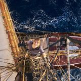 Verena Brüning klettert auf den Mast des Traditionsseglers "Roald Amundsen". Sie hat die Fahrt als Teil der Crew fotografisch begleitet. Sie schrubbte das Deck, hielt alle 8 Stunden Wache und nutzte schließlich jede Gelegenheit, um Schlaf zu ergattern – wie jede der 47 Frauen. Die Atlantiküberquerung war anstrengend, hat sie aber glücklich gemacht