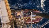 Verena Brüning klettert auf den Mast des Traditionsseglers "Roald Amundsen". Sie hat die Fahrt als Teil der Crew fotografisch begleitet. Sie schrubbte das Deck, hielt alle 8 Stunden Wache und nutzte schließlich jede Gelegenheit, um Schlaf zu ergattern – wie jede der 47 Frauen. Die Atlantiküberquerung war anstrengend, hat sie aber glücklich gemacht
