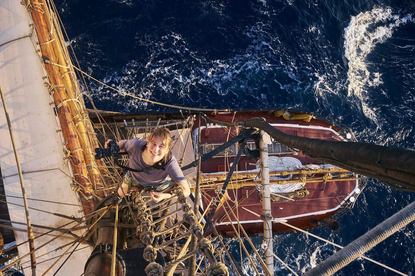 Fotografin Verena Brüning voll im Einsatz Verena Brüning klettert auf den Mast des Traditionsseglers "Roald Amundsen". Sie hat die Fahrt als Teil der Crew fotografisch begleitet. Sie schrubbte das Deck, hielt alle 8 Stunden Wache und nutzte schließlich jede Gelegenheit, um Schlaf zu ergattern – wie jede der 47 Frauen. Die Atlantiküberquerung war anstrengend, hat sie aber glücklich gemacht