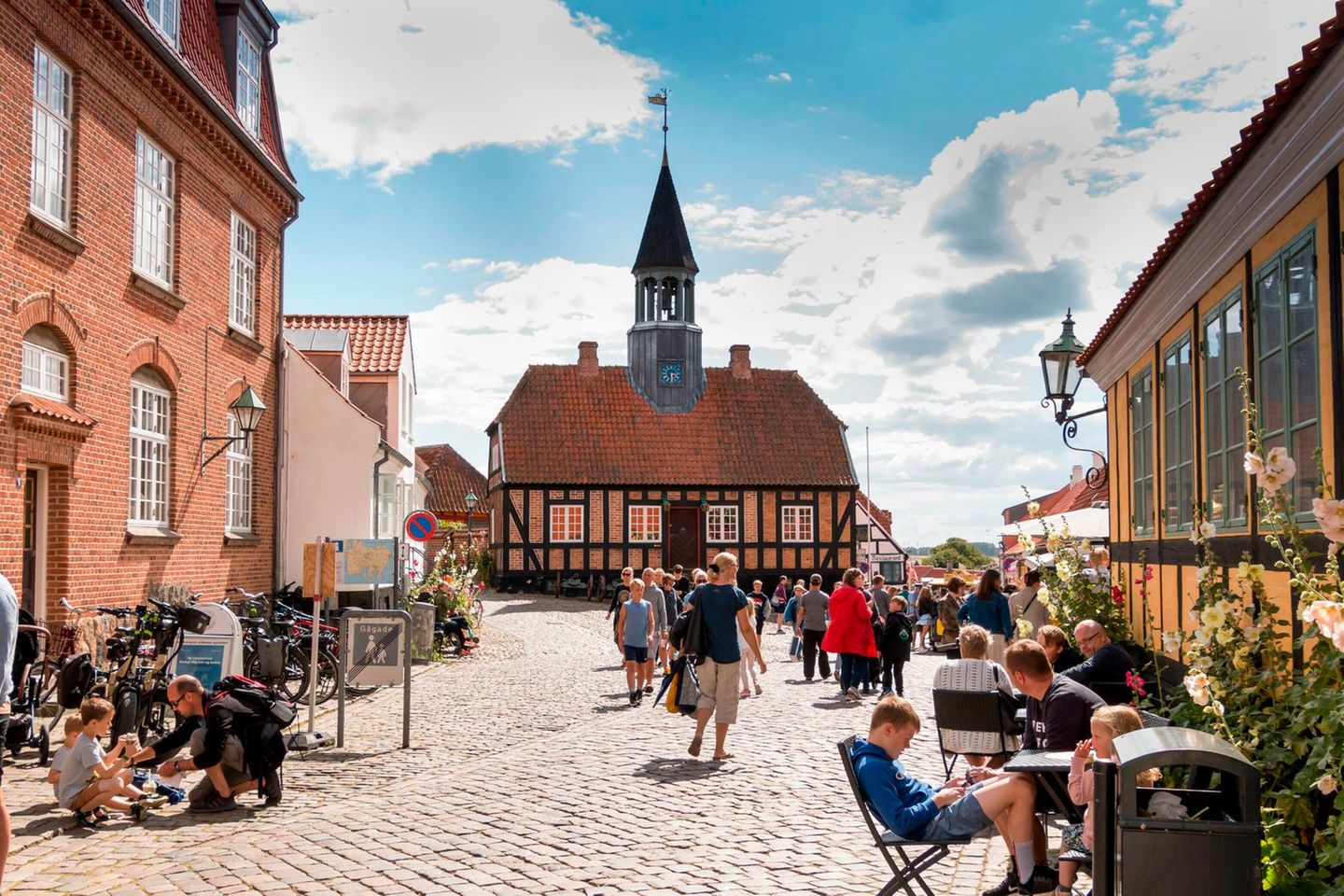 Ebeltoft: älteste Handelsstadt in Djursland =Ebeltoft, Denmark - 20 July 2020: Many people on the old pedestrian street, People are out shopping, shops along the pedestrian street, The old ebelto City=Ebeltoft Object Name=2G517D5 Original Transmission Reference=20231101183738 Source=www.mauritius-images.com Caption Writer/Editor=mauritius Images, Germany Credit=mauritius images / Alamy Stock P Copyright Notice=