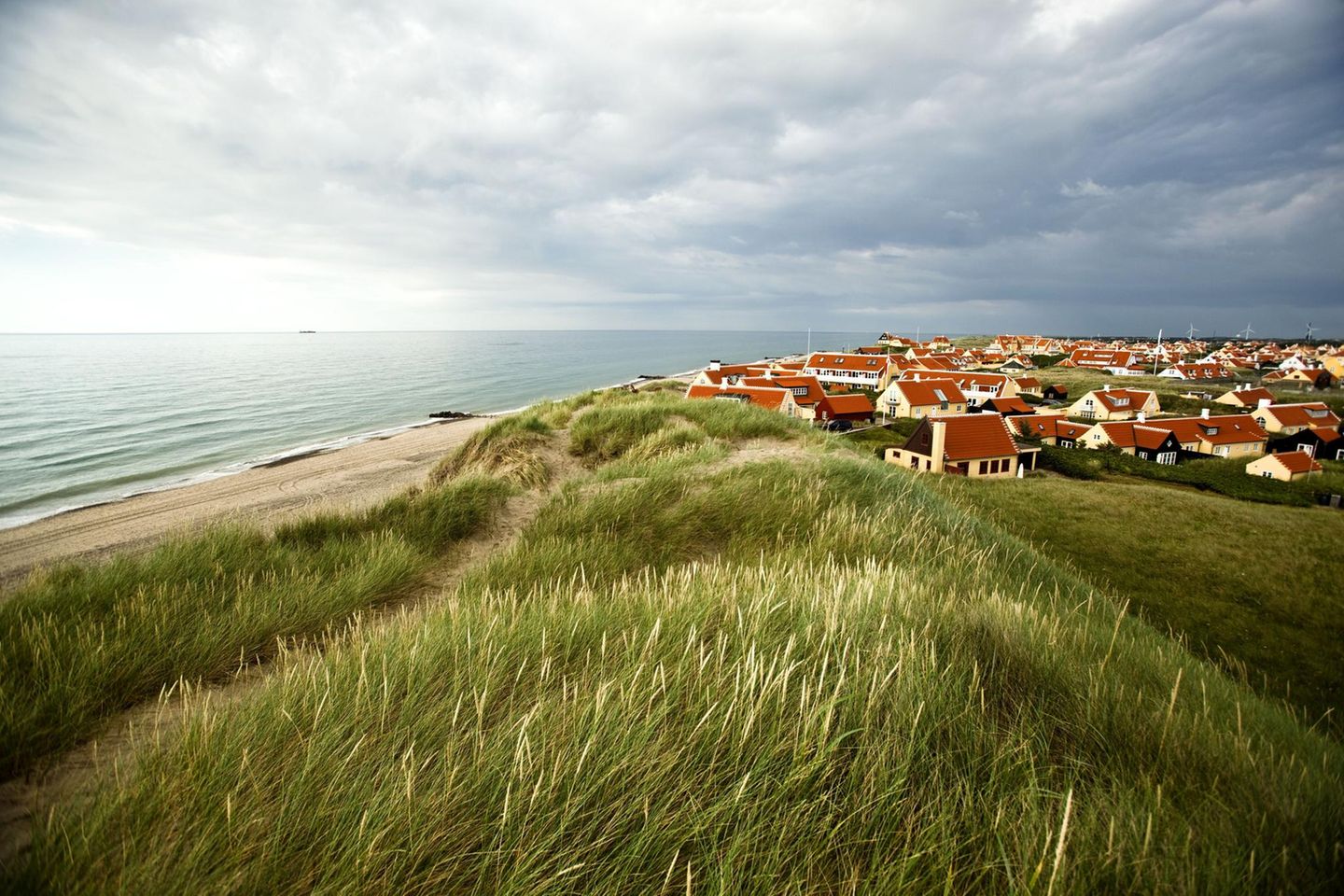 Skagen: nördlichste Stadt Dänemarks =Alt Skagen inmitten von Dünen auf Jütland an der Nordseeküste.