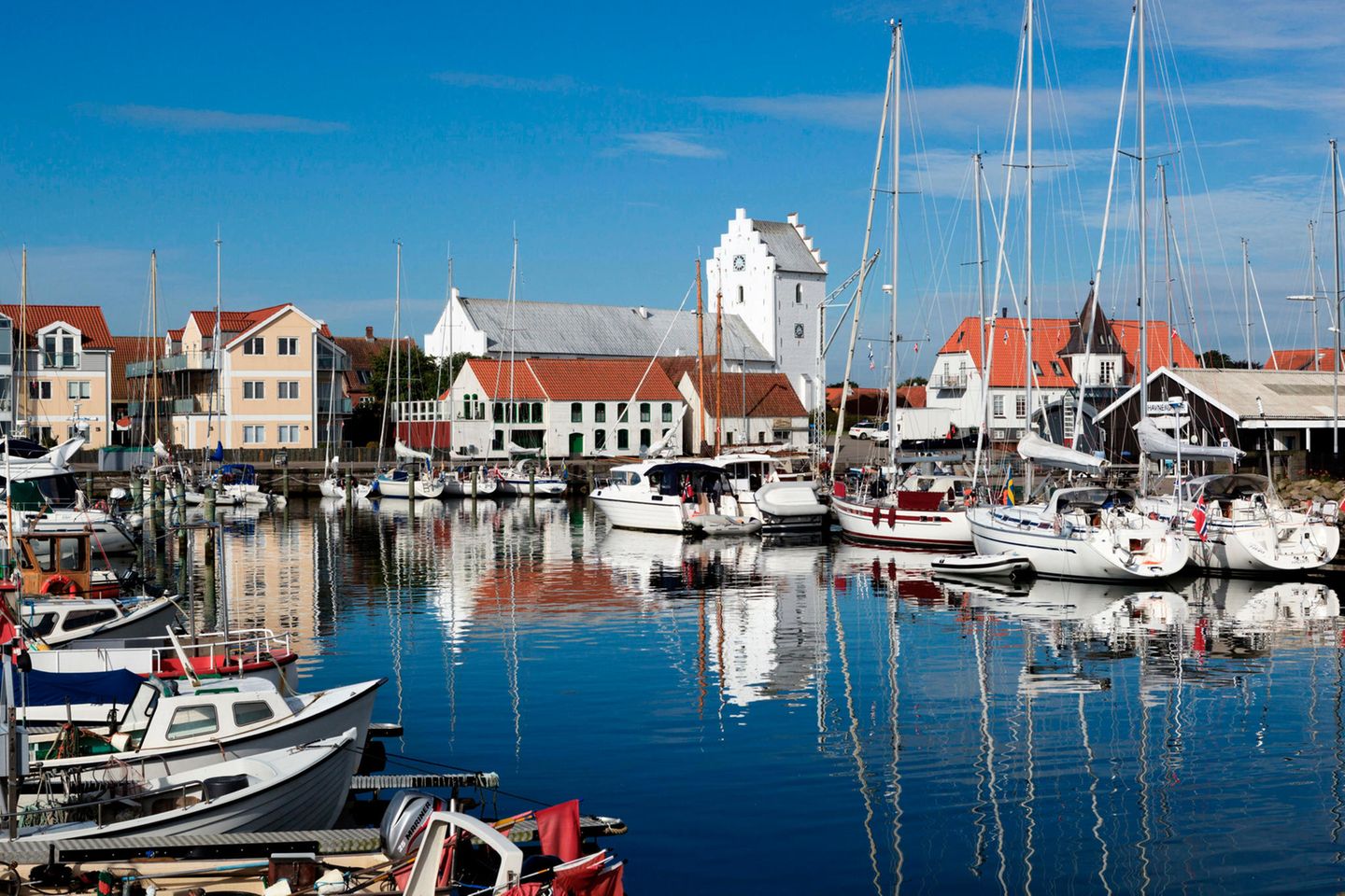 Sæby: Fischerdorf-Idylle an der Ostseeküste Sæby Klosterkirke and the harbour, Saeby,