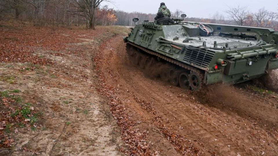 Ein Bundeswehrpanzer verdichtet in der Naturlandschaft Döberitzer Heide Trassen, damit sich dort Pfützen für Urzeitkrebse bilden können