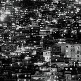 Viele beleuchtete Häuser an einem Berg