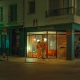 Nachtansicht zweier Menschen vor einem Schaufenster