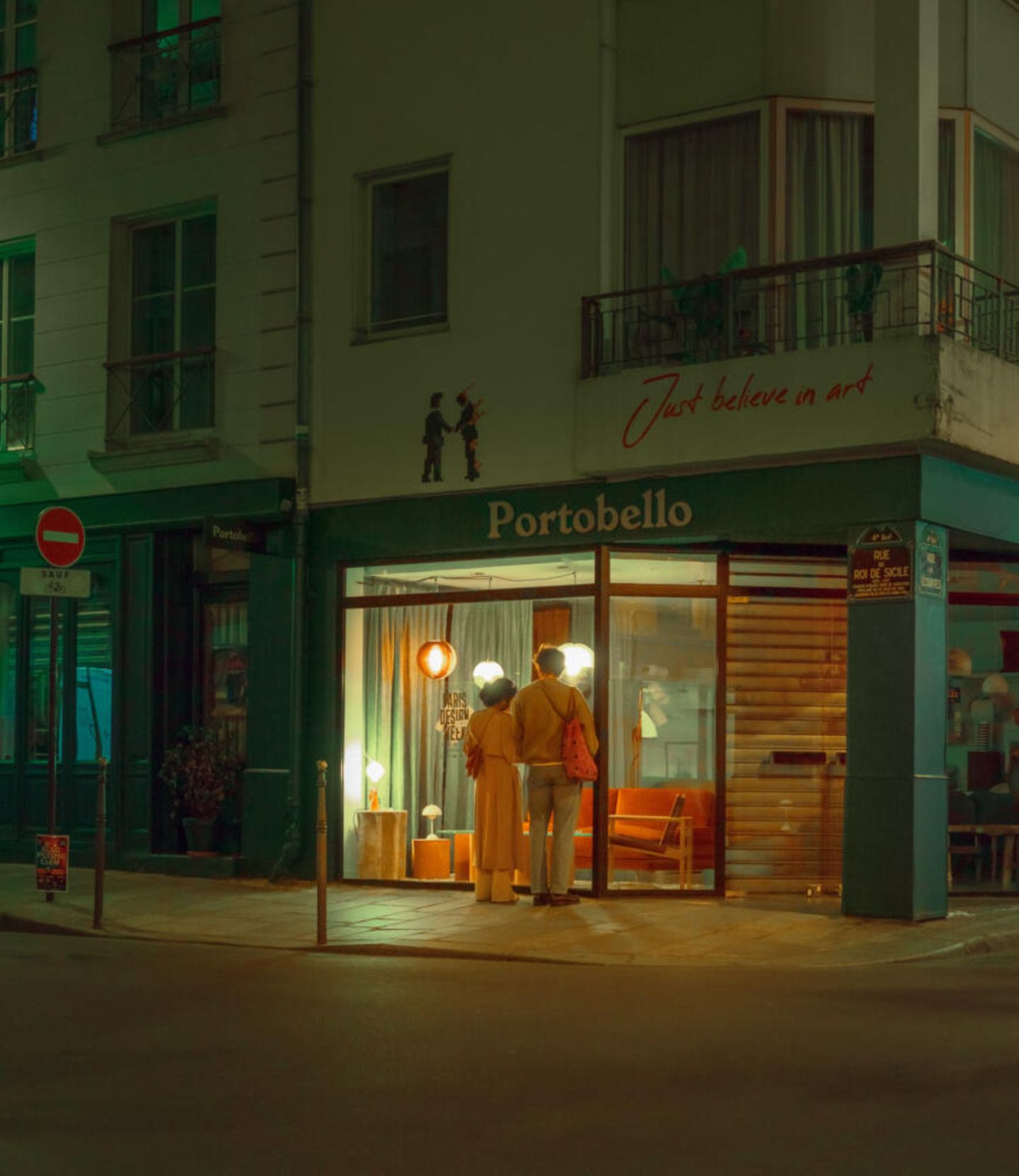 Geschichten aus dem Pariser Nachtleben Nachtansicht zweier Menschen vor einem Schaufenster