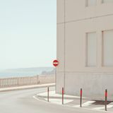 Eine Straßenansicht im Sonnenlicht