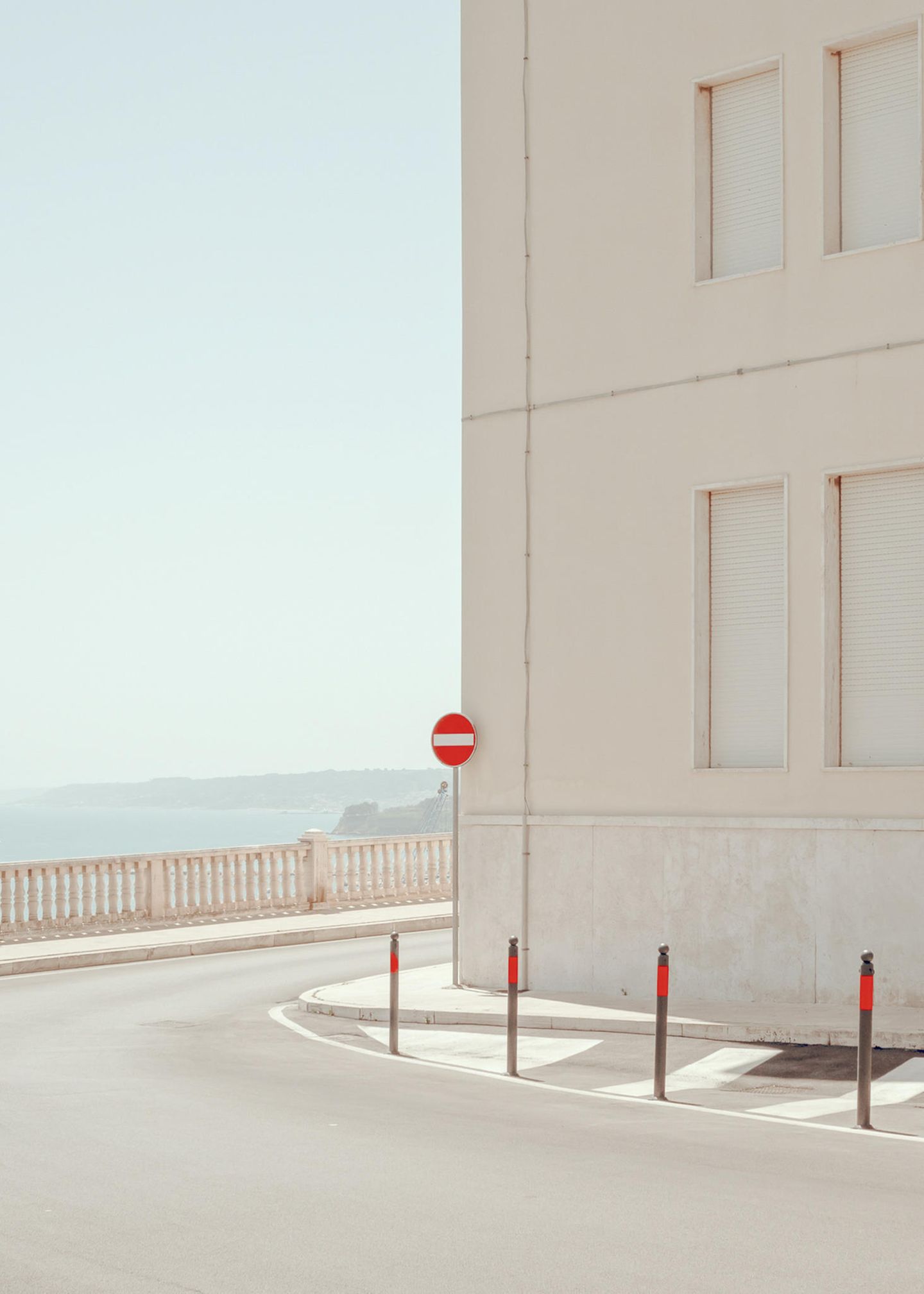 Eine Straßenansicht im Sonnenlicht