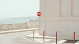 Eine Straßenansicht im Sonnenlicht
