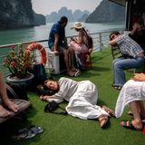 Ein Ufersteg mit mehreren sich zur Ruhe setzenden Menschen