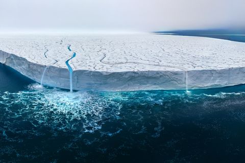 Im Svalbard-Archipel, Norwegen, fotografierte der kanadische Fotograf Thomas Vijayan die Austfonna Ice Cap. Die drittgrößte Eiskappe der Welt bedeckt etwa 8000 Quadratkilometer. Und schmilzt aufgrund der globalen Erwärmung in alarmierendem Tempo  Mehr über den Wettbewerb Nature TTL und alle Gewinnerbilder: www.naturettl.com