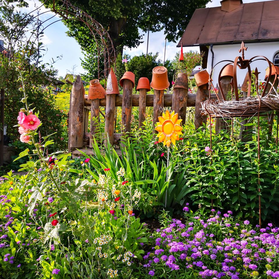 Garten mit vielen verschiedenen bunten Blumen und Pflanzen