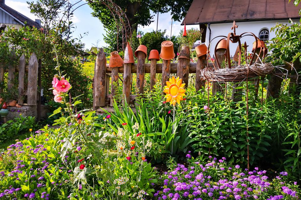 Garten mit vielen verschiedenen bunten Blumen und Pflanzen