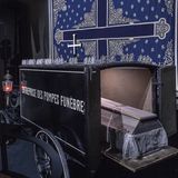 Leichenwagen als Pferdekutschenanhänger mit Sarg.