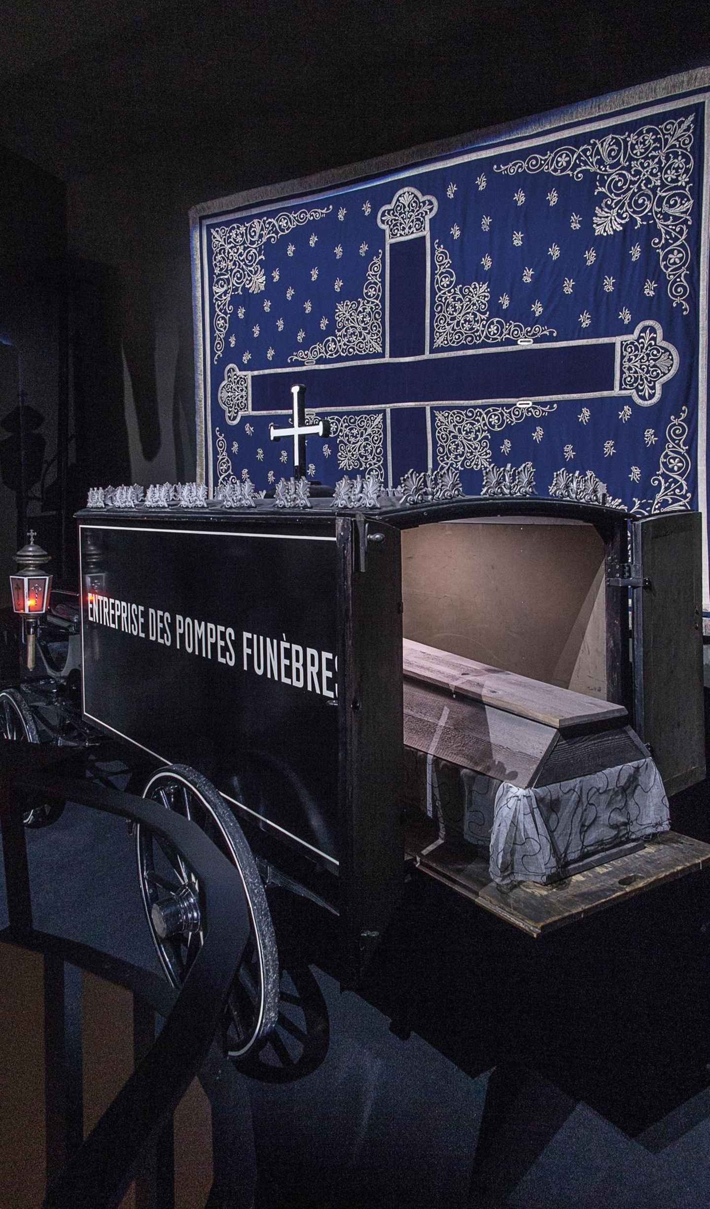 A schöne Leich: das Bestattungsmuseum Leichenwagen als Pferdekutschenanhänger mit Sarg.