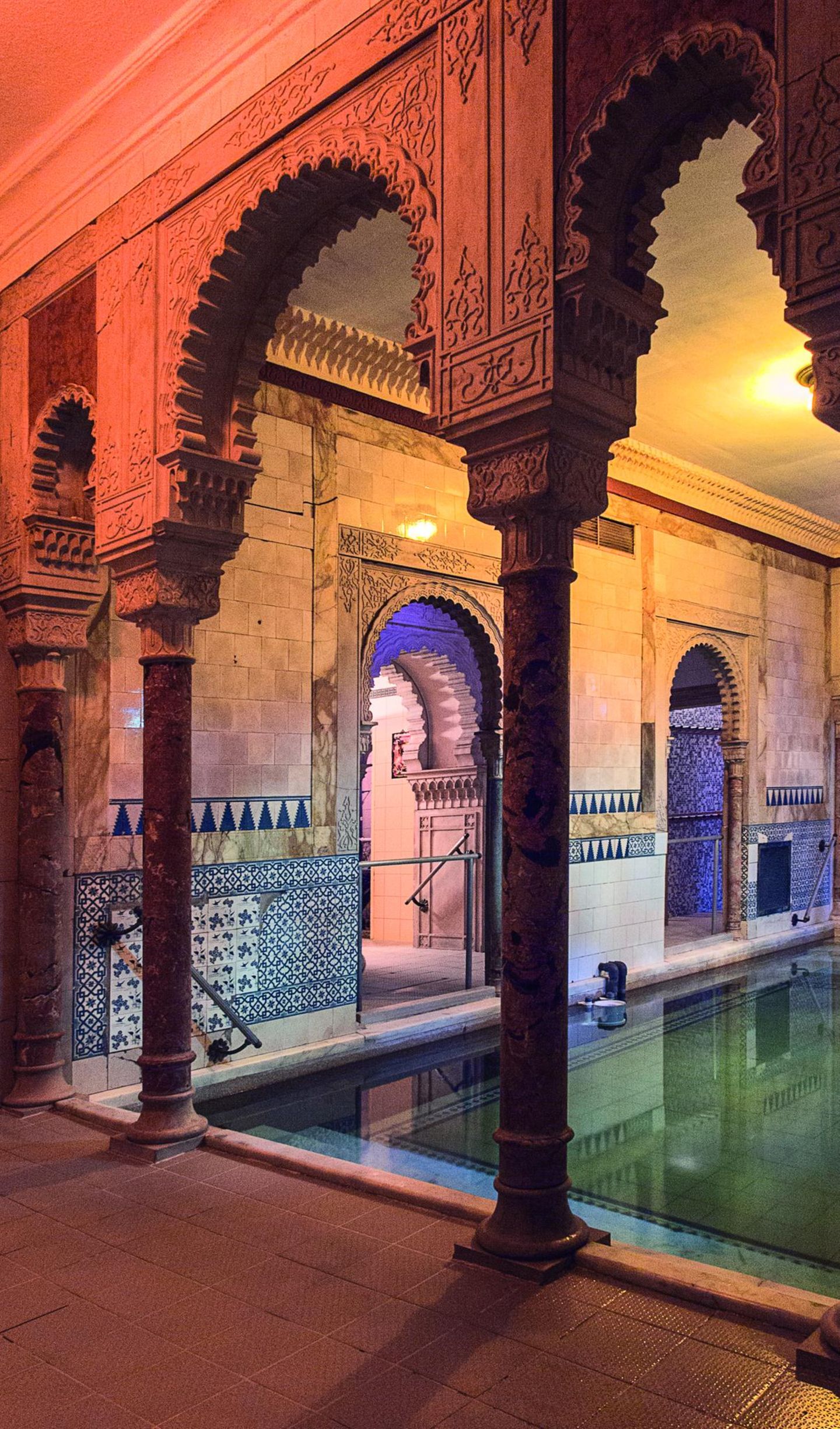 Maurische Eleganz: das ehemalige Centralbad Schwimmbecken mit maurisch dekorierten Säulen und bunten Kacheln.