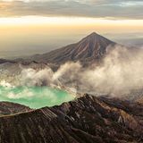 Türkis leuchtet der Kratersee Kawah Ijen auf der indonesischen Insel Java: In seinem Wasser lösen sich Alaun, Schwefel und Gips. Regelmäßig entzündet sich der Schwefel, der am Rand des Sees aus der Erde dünstet. Dann erleuchten saphirblaue Schwefelflammen den Krater des Vulkans