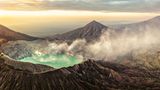Türkis leuchtet der Kratersee Kawah Ijen auf der indonesischen Insel Java: In seinem Wasser lösen sich Alaun, Schwefel und Gips. Regelmäßig entzündet sich der Schwefel, der am Rand des Sees aus der Erde dünstet. Dann erleuchten saphirblaue Schwefelflammen den Krater des Vulkans