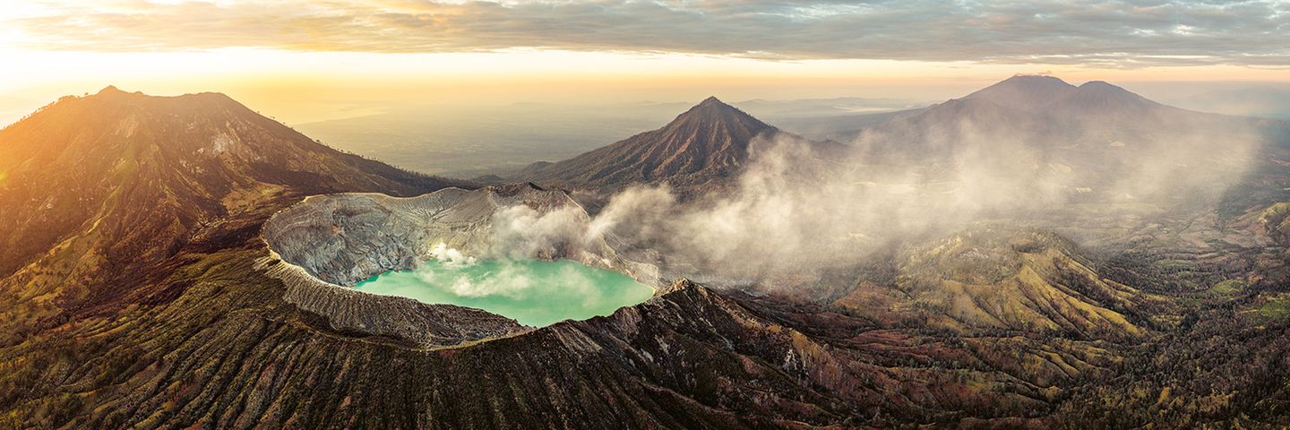 Türkis leuchtet der Kratersee Kawah Ijen auf der indonesischen Insel Java: In seinem Wasser lösen sich Alaun, Schwefel und Gips. Regelmäßig entzündet sich der Schwefel, der am Rand des Sees aus der Erde dünstet. Dann erleuchten saphirblaue Schwefelflammen den Krater des Vulkans