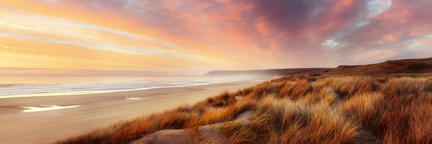 Lange währen die Sonnenaufgänge am Strand Traigh Mhòr im Sommer: Die Insel Lewis and Harris, Teil der Äußeren Hebriden, liegt weit im Norden Schottlands. Bei guter Sicht zeigt sich in der Ferne über der Meerenge »The Minch« das schottische Festland. Nur wenige Menschen wohnen hier, Nachfahren der Kelten und Wikinger, die auf der Insel siedelten