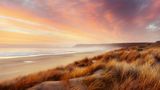 Lange währen die Sonnenaufgänge am Strand Traigh Mhòr im Sommer: Die Insel Lewis and Harris, Teil der Äußeren Hebriden, liegt weit im Norden Schottlands. Bei guter Sicht zeigt sich in der Ferne über der Meerenge »The Minch« das schottische Festland. Nur wenige Menschen wohnen hier, Nachfahren der Kelten und Wikinger, die auf der Insel siedelten
