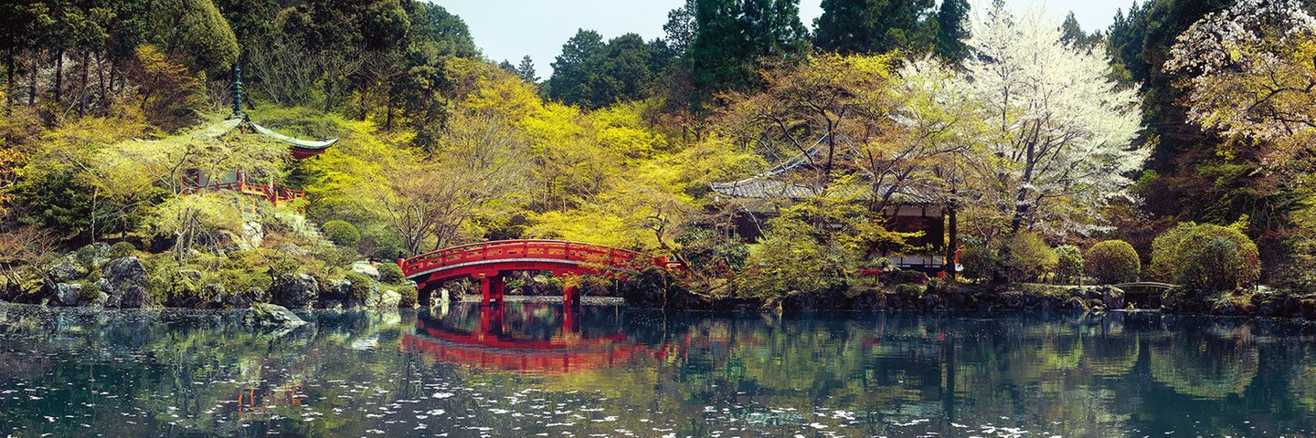 Der japanische Frühling mit seiner Kirschblüte ist einer der schönsten der Welt. Im Daigoji-Heiligtum am Fuß des Berges Daigo Yama leuchten die frischen Blätter und die buddhistische Tempelarchitektur der warmen Jahreszeit entgegen. Ein Ort der Ruhe, nur wenige Kilometer vom Zentrum der Kaiserstadt Kyoto entfernt. Auf drei Seiten umfassen Bergketten die Stadt und schützen Kyoto so vor Taifunen