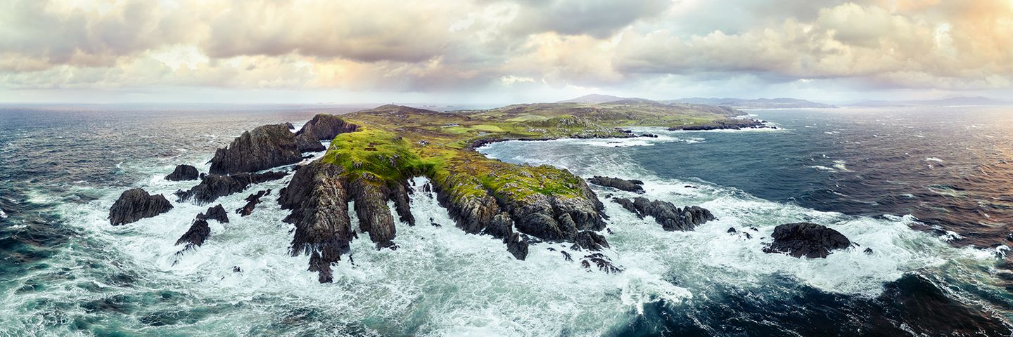 Wie die Hand eines Riesen legt sich die Halbinsel von Malin Head in den Atlantik. Fast das ganze Jahr lang umtosen Wind und Wellen das nördliche Ende des irischen Festlands. Die Gegend ist so entlegen, dass sie auch »The Forgotten County« genannt wird, die vergessene Grafschaft. Beliebt ist sie allerdings bei Vögeln und Meerestieren: So lassen sich hier etwa Albatrosse, Pelikane, Alken und Riesenhaie beobachten – und im Winter manchmal Polarlichter