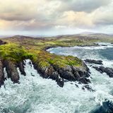 Wie die Hand eines Riesen legt sich die Halbinsel von Malin Head in den Atlantik. Fast das ganze Jahr lang umtosen Wind und Wellen das nördliche Ende des irischen Festlands. Die Gegend ist so entlegen, dass sie auch »The Forgotten County« genannt wird, die vergessene Grafschaft. Beliebt ist sie allerdings bei Vögeln und Meerestieren: So lassen sich hier etwa Albatrosse, Pelikane, Alken und Riesenhaie beobachten – und im Winter manchmal Polarlichter