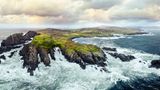 Wie die Hand eines Riesen legt sich die Halbinsel von Malin Head in den Atlantik. Fast das ganze Jahr lang umtosen Wind und Wellen das nördliche Ende des irischen Festlands. Die Gegend ist so entlegen, dass sie auch »The Forgotten County« genannt wird, die vergessene Grafschaft. Beliebt ist sie allerdings bei Vögeln und Meerestieren: So lassen sich hier etwa Albatrosse, Pelikane, Alken und Riesenhaie beobachten – und im Winter manchmal Polarlichter